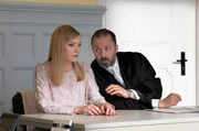 Vor Gericht: Nebenkl&auml;gerin Beate Hahnfeld (Johanna Christine Gehlen, l.) im Gespr&auml;ch mit Staatsanwalt Reger (Robert Schupp, r.).