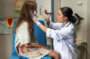 Die Kinderärztin Karla Perez (Mona Pirzad) untersucht Luisa (Emilia Packard). Die Kinderärztin Karla Perez (Mona Pirzad) untersucht Luisa (Emilia Packard).