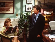 Das 'Manhattan Magazin', die In-Zeitschrift von New York, hat Mike (Michael J. Fox, r.) zum sch&auml;rfsten Mann der Stadt gew&auml;hlt. Nikki (Connie Britton, l.) studiert den Artikel ganz genau ...