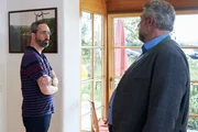 Hauptkommissar Stadler (Dieter Fischer, r.) m&ouml;chte von Rainer Feiler (Patrick Finger, l.) mehr &uuml;ber den Fund seiner verstorbenen Arbeitskollegin wissen.
