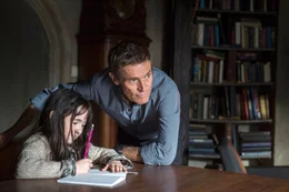 Terrence (Willem Dafoe) und seine Enkelin (Clara Read). Das M&auml;dchen ist eine von sieben Schwestern, von denen Terrence jeweils sechs in seiner gro&szlig;en Wohnung vor staatlichem Zugriff besch&uuml;tzen muss.