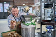 In den Instant-Cremesuppen der großen Lebensmittelhersteller stecken kaum noch echte Champignons. Sebastian Lege erklärt den Trick und stellt Champignonextrakt her. In den Instant-Cremesuppen der großen Lebensmittelhersteller stecken kaum noch echte Champignons. Sebastian Lege erklärt den Trick und stellt Champignonextrakt her.