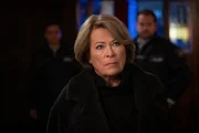 Zum Glück trifft Anna Springer (Rita Russek) mit Verstärkung im Schlosshotel ein. Genau rechtzeitig, um ihren Freunden zu helfen. Zum Glück trifft Anna Springer (Rita Russek) mit Verstärkung im Schlosshotel ein. Genau rechtzeitig, um ihren Freunden zu helfen.