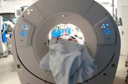 Raphael wird mit der Computertomographie untersucht. Raphael wird mit der Computertomographie untersucht.