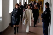 Für das Verfahren um ihr Enthüllungsbuch engagiert Sabine Leuken (Muriel Baumeister, li.) die besten: Leo Roth (Lavinia Wilson, Mitte) und Elena Caspari (Maryam Zaree, re.). Für das Verfahren um ihr Enthüllungsbuch engagiert Sabine Leuken (Muriel Baumeister, li.) die besten: Leo Roth (Lavinia Wilson, Mitte) und Elena Caspari (Maryam Zaree, re.).