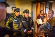 Claudia (Janette Rauch, M.) und Tarik (Serhat Cokgezen, l.) müssen mit dem Kollegen der Ausländerbehörde, Bernd Dillinger (Thomas Arnold, r.), eine Abschiebung vollziehen. Eva (Isabelle Redfern, 3.v.r.) und Isabella Escobar (Lisa Brand, 2.v.r.) sollen nach 14 Jahren Aufenthalt das Land verlassen. Claudia (Janette Rauch, M.) und Tarik (Serhat Cokgezen, l.) müssen mit dem Kollegen der Ausländerbehörde, Bernd Dillinger (Thomas Arnold, r.), eine Abschiebung vollziehen. Eva (Isabelle Redfern, 3.v.r.) und Isabella Escobar (Lisa Brand, 2.v.r.) sollen nach 14 Jahren Aufenthalt das Land verlassen.