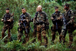 Sie sollen eine Italienerin, die durch Heirat US-Staatsb&uuml;rgerin wurde, aus einem Dschungellazarett in Nigeria evakuieren: (v.l.n.r.) Danny (Paul Francis), Kelly (Johnny Messner), Michael (Nick Chinlund), Lieutenant A. K. Waters (Bruce Willis) und James (Cole Hauser) ...