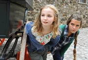 Lena (Kristina Yntema, l.) besucht mit ihrer Schulklasse das Gestüt. Dort schleicht sie sich heimlich mit einer Freundin (Lara Chommakh, r.) davon, um die jungen Pferde zu besuchen. Lena (Kristina Yntema, l.) besucht mit ihrer Schulklasse das Gestüt. Dort schleicht sie sich heimlich mit einer Freundin (Lara Chommakh, r.) davon, um die jungen Pferde zu besuchen.