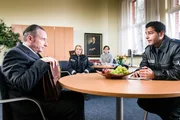 Im Direktorinnenzimmer von Frau Ekkhard (Marion Martienzen, 2.v.r.) befragen Tarik (Serhat Cokgezen, r.) und Claudia (Janette Rauch, 2.v.l.) den Mathelehrer Udo Ahlmann (Stefan Preiss, l.). Gegen ihn hat einer seiner Sch&uuml;ler Anzeige wegen K&ouml;rperverletzung erstattet.
