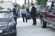 Versuchen, einen neuen Fall zu lösen: Hotch (Thomas Gibson, r.), Rossi (Joe Mantegna, l.) und Agent Tanya Mays (Eva Larue, M.) ... Versuchen, einen neuen Fall zu lösen: Hotch (Thomas Gibson, r.), Rossi (Joe Mantegna, l.) und Agent Tanya Mays (Eva Larue, M.) ...