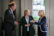 Markus Gellert (Herbert Knaup, l.) und Isa von Brede (Sabine Postel, r.) diskutieren mit der Mandantin Martina Gunderson (Petra Kleinert, M.). Markus Gellert (Herbert Knaup, l.) und Isa von Brede (Sabine Postel, r.) diskutieren mit der Mandantin Martina Gunderson (Petra Kleinert, M.).
