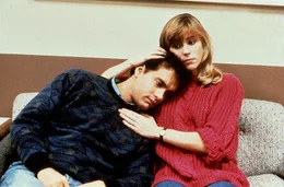 David Basner (Tom Hanks, l.) ist voellig erschoepft und laesst sich von seiner Ex-Freundin Donna Martin (Bess Armstrong, r.) Mut zusprechen. Seit er sich um seinen Vater kuemmern muss, der nach 30 Ehejahren von seiner Frau verlassen wurde, muss David sein Leben total umstellen...