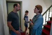 Torsten (Moritz Führmann) verbietet Petra (Susanne Böwe) den Umgang mit ihrer Enkelin Filippa (Ella Lee, M.). Seiner Meinung nach steht Petra dem Erfolg der Influencerin im Weg. Torsten (Moritz Führmann) verbietet Petra (Susanne Böwe) den Umgang mit ihrer Enkelin Filippa (Ella Lee, M.). Seiner Meinung nach steht Petra dem Erfolg der Influencerin im Weg.