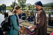 Tomasz (Marco Cindric) begrüßt Sophie (Alina Levshin) zur Moldau-Kreuzfahrt an Bord seines Schiffes "Svoboda". Tomasz (Marco Cindric) begrüßt Sophie (Alina Levshin) zur Moldau-Kreuzfahrt an Bord seines Schiffes "Svoboda".