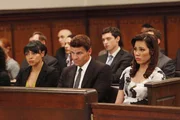 (v.li.) Camille (Tamara Taylor), Booth (David Boreanaz), Sweets (John Francis Daley, hi.) und Angela (Michaela Conlin) verfolgen den Prozess gegen die als 'Totengräberin' bekannt gewordene Serienkillerin, der auch beinahe Booth zum Opfer gefallen wäre. (v.li.) Camille (Tamara Taylor), Booth (David Boreanaz), Sweets (John Francis Daley, hi.) und Angela (Michaela Conlin) verfolgen den Prozess gegen die als 'Totengräberin' bekannt gewordene Serienkillerin, der auch beinahe Booth zum Opfer gefallen wäre.