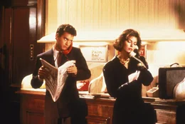 Auf gute Zusammenarbeit: David Basner (Tom Hanks, l.) und Cheryl Ann Wayne (Sela Ward, r.) ...