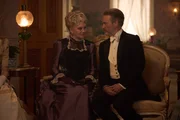 Jolyon Snr. (Stephen Moyer) diskutiert mit seiner Mutter Ann (Francesca Annis) Junes Pl&auml;ne, die die Familie in Aufruhr versetzt haben. Wird June Forsyte statt einer standesgem&auml;&szlig;en Verbindung tats&auml;chlich einen mittellosen Architekten ehelichen?
