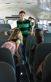 Parker (Joshua Moore, M.) und seine Mitschüler sind geschockt, als sie die Nachricht erhalten, dass Emily Portsmith ermordet wurde ... Parker (Joshua Moore, M.) und seine Mitschüler sind geschockt, als sie die Nachricht erhalten, dass Emily Portsmith ermordet wurde ...