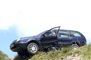 Der Fahrer hat die Kontrolle &uuml;ber seinen Wagen verloren.