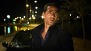 Kommissar Özakin und sein Kollege Mustafa Tombul müssen den grausamen Tod des Top-Managers Mahmoud Erbil, Geschäftsführer der Baugesellschaft Durkan, aufklären. Unter Verdacht gerät dessen Sohn Burhan, der mit seinem Vater im Clinch lag und eine Affäre mit dessen junger Ehefrau hat. Der Student gehört einer politischen Künstlerkommune an, die durch ein Durkan-Bauvorhaben verdrängt werden soll. - Foto: Kommissar Mehmet Özakin (Erol Sander) kommt dunklen Machenschaften auf die Spur. Kommissar Özakin und sein Kollege Mustafa Tombul müssen den grausamen Tod des Top-Managers Mahmoud Erbil, Geschäftsführer der Baugesellschaft Durkan, aufklären. Unter Verdacht gerät dessen Sohn Burhan, der mit seinem Vater im Clinch lag und eine Affäre mit dessen junger Ehefrau hat. Der Student gehört einer politischen Künstlerkommune an, die durch ein Durkan-Bauvorhaben verdrängt werden soll. - Foto: Kommissar Mehmet Özakin (Erol Sander) kommt dunklen Machenschaften auf die Spur.