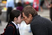 Terrence Settman (Willem Dafoe) zieht die Siebenlinge (Clara Read) seiner verstorbenen Tochter auf. Offiziell gibt es nur ein Kind.