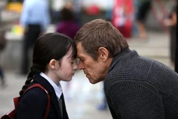 Terrence Settman (Willem Dafoe) zieht die Siebenlinge (Clara Read) seiner verstorbenen Tochter auf. Offiziell gibt es nur ein Kind.