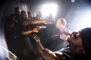 Chev (Jason Statham, Mi.re.) begreift, dass es ihm durch das Gift in gef&auml;hrlichen Situationen offenbar besser geht und f&auml;ngt an, in einer Bar mehrere M&auml;nner zu provozieren. Doch die sind schwer bewaffnet...