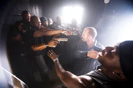 Chev (Jason Statham, Mi.re.) begreift, dass es ihm durch das Gift in gef&auml;hrlichen Situationen offenbar besser geht und f&auml;ngt an, in einer Bar mehrere M&auml;nner zu provozieren. Doch die sind schwer bewaffnet...