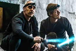 Die Diebe Simon (Luis Tosar, l.) und James (Sam Riley, r.) erkunden das unterirdische Tunnelsystem von Madrid im Hinblick auf einen m&ouml;glichen Zugang zur Bank von Spanien.