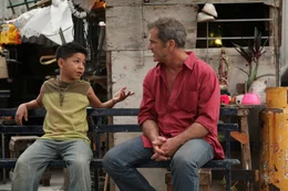 Driver (Mel Gibson, r.) erh&auml;lt jedoch unerwartet Hilfe von einem zehnj&auml;hrigen Jungen (Kevin Hernandez), der sich in dem Gef&auml;ngnis-Dorf bestens auskennt.