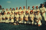 Dieses Frauen-Baseball-Team um Trainer Jimmy Dugan (Tom Hanks, r.) ist gewiss eine Klasse f&uuml;r sich.