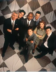 (1. Staffel) - (v.l.n.r.) Die gro&szlig;e Unterst&uuml;tzung des B&uuml;rgermeisters Winston (Barry Bostwick): James (Alexander Gaberman), Carter (Michael Boatman), Michael (Michael J. Fox), Stuart (Alan Ruck), Nikki (Connie Britton) und Paul (Richard Kind).