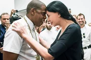 Für das Musikvideo zu „Picasso Baby“ adaptiert Jay-Z (li.) die Performance „The Artist is Present“ von Marina Abramovic (re.). Für das Musikvideo zu „Picasso Baby“ adaptiert Jay-Z (li.) die Performance „The Artist is Present“ von Marina Abramovic (re.).
