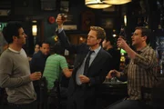 Ted (Josh Radnor, l.) ist wütend darüber, dass ihn seine Freunde angelogen haben, und erklärt, dass er so etwas niemals tun würde. Daraufhin erinnert ihn Barney (Neil Patrick Harris, M.) daran, als er einmal Marshall (Jason Segel, r.) angelogen hat ... Ted (Josh Radnor, l.) ist wütend darüber, dass ihn seine Freunde angelogen haben, und erklärt, dass er so etwas niemals tun würde. Daraufhin erinnert ihn Barney (Neil Patrick Harris, M.) daran, als er einmal Marshall (Jason Segel, r.) angelogen hat ...