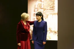 Monday (Noomi Rapace, r.) mit Nicolette Cayman (Glenn Close, l.), einer Bef&uuml;rworterin der Ein-Kind-Politik.