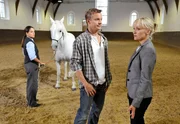 DAS GLÜCK DIESER ERDE I. STAFFEL FOLGE 10, "Lena". Lena besucht mit ihrer Schulklasse das Gestüt. Dort schleicht sie sich heimlich davon, um die jungen Pferde zu besuchen und wird von der Mutterstute mit dem Huf getroffen. Im Krankenhaus beschuldigt Michael Katharina: Trägt sie als Gestütsleiterin nicht die Schuld an Lenas Unfall? Auch am Gestüt spürt Katharina die Folgen des Unfalls: Die Baubehörde will die Sicherheitsauflagen erhöhen, und Katharina erhält eine Anzeige, eingereicht von Lenas Mutter Petra - und von Michael selbst. Doch Katharina hat wenig Zeit für Wut und Trauer, denn sie muss einen Weg finden, die teuren Sicherheitsauflagen der Behörden zu erfüllen und damit das Gestüt vor dem finanziellen Ruin zu bewahren. Im Bild (v. li.): Maria (Jennifer Newrkla), Karl (Christoph von Friedl), Katharina (Eva Herzig). DAS GLÜCK DIESER ERDE I. STAFFEL FOLGE 10, "Lena". Lena besucht mit ihrer Schulklasse das Gestüt. Dort schleicht sie sich heimlich davon, um die jungen Pferde zu besuchen und wird von der Mutterstute mit dem Huf getroffen. Im Krankenhaus beschuldigt Michael Katharina: Trägt sie als Gestütsleiterin nicht die Schuld an Lenas Unfall? Auch am Gestüt spürt Katharina die Folgen des Unfalls: Die Baubehörde will die Sicherheitsauflagen erhöhen, und Katharina erhält eine Anzeige, eingereicht von Lenas Mutter Petra - und von Michael selbst. Doch Katharina hat wenig Zeit für Wut und Trauer, denn sie muss einen Weg finden, die teuren Sicherheitsauflagen der Behörden zu erfüllen und damit das Gestüt vor dem finanziellen Ruin zu bewahren. Im Bild (v. li.): Maria (Jennifer Newrkla), Karl (Christoph von Friedl), Katharina (Eva Herzig).
