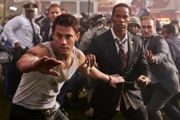 John (Channing Tatum, l.) k&auml;mpft Pr&auml;sident Sawyer (Jamie Foxx) den Weg frei, nachdem beide endlich das von Terroristen gekaperte Wei&szlig;e Haus verlassen konnten.