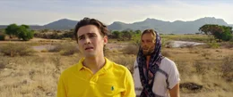 Noah (Michael Johnston, l.) und Billy (Chris Fisher, r.) machen sich auf die Suche nach einem Ort, an dem sie Handyempfang haben, um endlich Hilfe zu rufen.