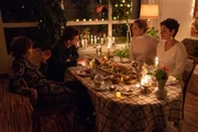 Beim Abendessen mit ihrer Mutter (Natalia Bobyleva, l.) und ihrem Bruder Denis (Konstantin Frank) outet sich Aljona (Katharina Nesytowa, r.) und eröffnet beiden, dass sie ihre Freundin Christine (Anne Haug, 2.v.r.) heiraten wird. Beim Abendessen mit ihrer Mutter (Natalia Bobyleva, l.) und ihrem Bruder Denis (Konstantin Frank) outet sich Aljona (Katharina Nesytowa, r.) und eröffnet beiden, dass sie ihre Freundin Christine (Anne Haug, 2.v.r.) heiraten wird.