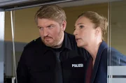 Hannes Krabbe (Marc Zwinz, l.) und Kommissariatsleiterin K&uuml;ppers (Saskia Fischer, r.) haben ein Problem. Der 10-j&auml;hrige Hamid sagt kein Wort.