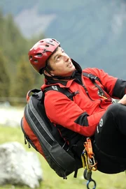 Martin Gruber (Hans Sigl) seilt sich konzentriert ab. Martin Gruber (Hans Sigl) seilt sich konzentriert ab.