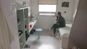 Insassin Brittany in ihrer Zelle. Insassin Brittany in ihrer Zelle.