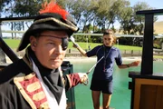 Cleo (Phoebe Tonkin) hat im Meerespark Konkurrenz bekommen. Ihr Vater Don (David Lee) spielt dort jetzt den Piraten "K&auml;pt'n Don".