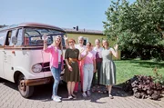 SWR LECKER AUFS LAND, "Folge 2: Zu Gast bei Lara Jenner in Erdmannshausen", am Montag (01.09.25) um 20:15 Uhr im SWR. Die Landfrauen zu Gast auf dem Jennerhof. v.li.: Michaela Pistono, Lara Jenner, Petra Waldraff, Heike Schiltz, Sonja Müller, Anne-Christin Trautwein SWR LECKER AUFS LAND, "Folge 2: Zu Gast bei Lara Jenner in Erdmannshausen", am Montag (01.09.25) um 20:15 Uhr im SWR. Die Landfrauen zu Gast auf dem Jennerhof. v.li.: Michaela Pistono, Lara Jenner, Petra Waldraff, Heike Schiltz, Sonja Müller, Anne-Christin Trautwein