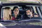 Isabel (Tara Fitzgerald, M.) und Matteo (Matteo Carlomagno) suchen zusammen mit ihrer Tochter Alice (Issy Knopfler, l.) nach der verschwundenen Sylvia. Isabel (Tara Fitzgerald, M.) und Matteo (Matteo Carlomagno) suchen zusammen mit ihrer Tochter Alice (Issy Knopfler, l.) nach der verschwundenen Sylvia.
