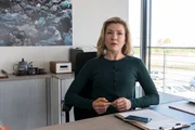Isabell Meineke (Genija Rykova) will Wilsbergs Angebot als positive PR für ihr Unternehmen Mynstermyll nutzen. Isabell Meineke (Genija Rykova) will Wilsbergs Angebot als positive PR für ihr Unternehmen Mynstermyll nutzen.