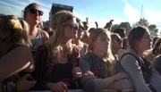 Bis zu 73.000 Popfans kommen jedes Jahr im Juni zum Hurricane-Festival in das kleine Heidedorf Schee&szlig;el. Drei Tage lang spielen angesagte Bands auf vier B&uuml;hnen; es gibt ein breites Gastronomie-Angebot, Campingpl&auml;tze, Riesenrad und Bungee-Sprungturm.