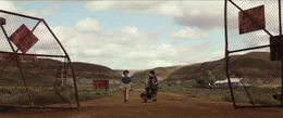 Phoebe (Mckenna Grace, l.) und Podcast (Logan Kim, r.) auf dem Weg zu einer alten Mine au&szlig;erhalb der Stadt