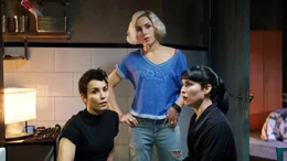Drei der Settman-Siebenlinge (Noomi Rapace). Jede darf nur an dem Wochentag vor die T&uuml;r, dessen Name sie tr&auml;gt.
