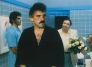 Auf Albert Lombard (Dennis Farina, vorne) ist ein Anschlag verübt worden. Noch ahnt er nicht, daß sein Partner Fusco (John Santucci, re.) hinter der Aktion steckt. (Komparse, links) Auf Albert Lombard (Dennis Farina, vorne) ist ein Anschlag verübt worden. Noch ahnt er nicht, daß sein Partner Fusco (John Santucci, re.) hinter der Aktion steckt. (Komparse, links)